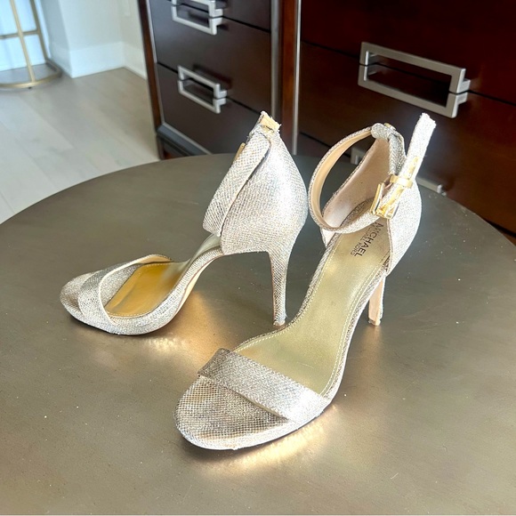 Sandals In Gold - Picture 2 of 2